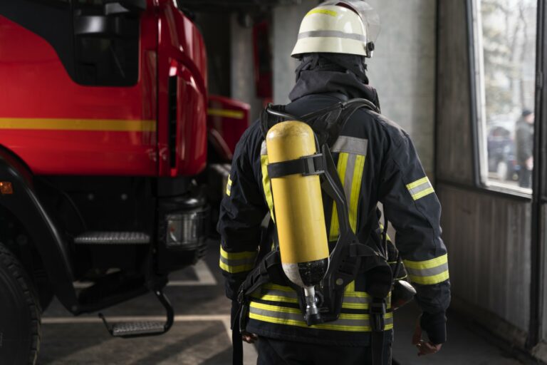 firefighter-station-with-suit-safety-helmet (Benutzerdefiniert)